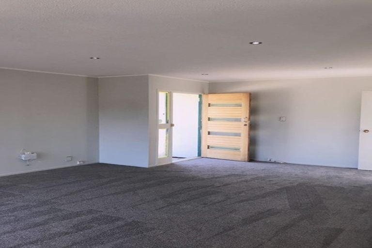 Photo of property in 8 Jenanne Place, Totara Vale, Auckland, 0629