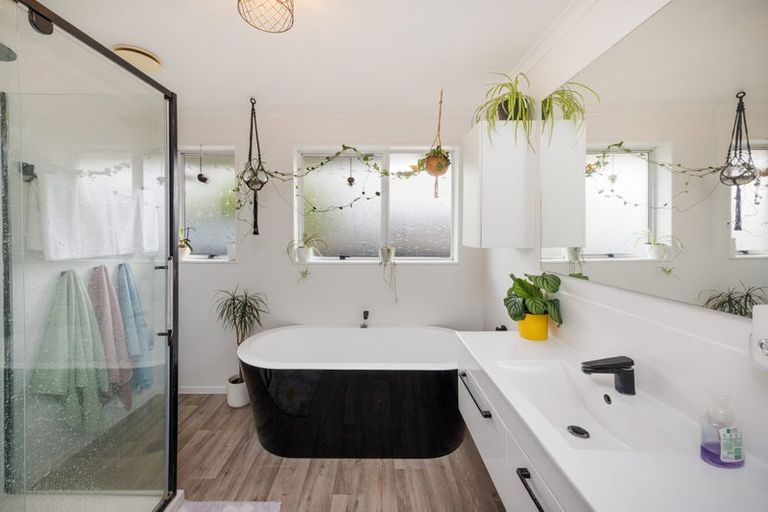 Photo of property in 10 Adams Place, Kelvin Grove, Palmerston North, 4414