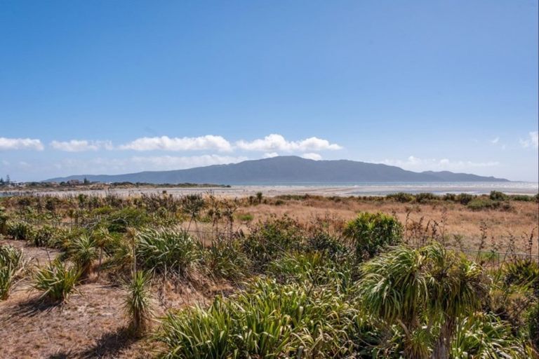 Photo of property in 16 Takahe Drive, Paraparaumu Beach, Paraparaumu, 5032