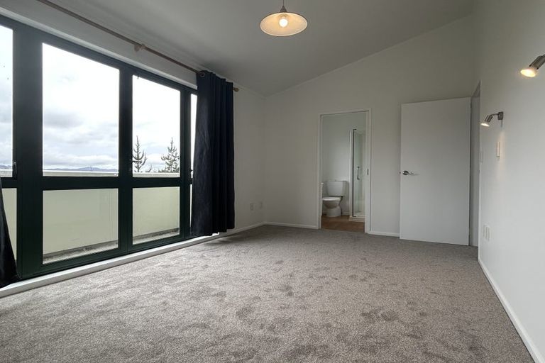 Photo of property in 3 Mitika Way, Strathmore Park, Wellington, 6022