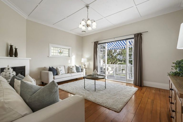 Photo of property in 54 Wairoa Road, Narrow Neck, Auckland, 0624