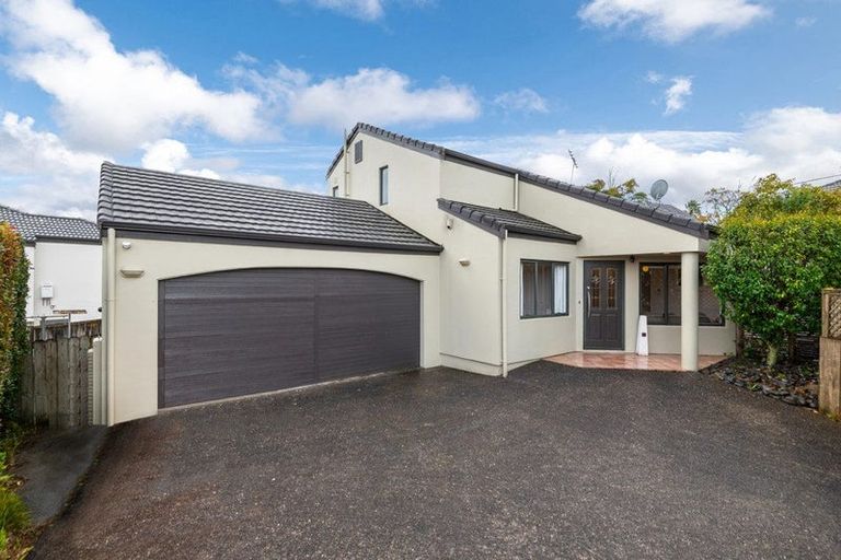 Photo of property in 2/8 Bundoran Way, Pinehill, Auckland, 0632