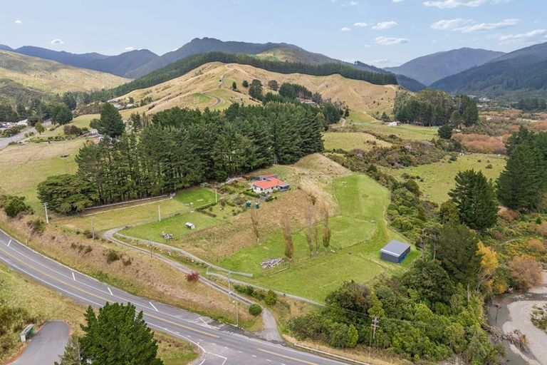 Photo of property in 1712 State Highway 2, Kaitoke, Upper Hutt, 5018