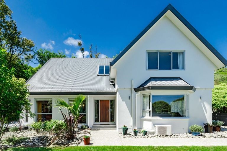 Photo of property in 13 Kakariki Grove, Waikanae, 5036