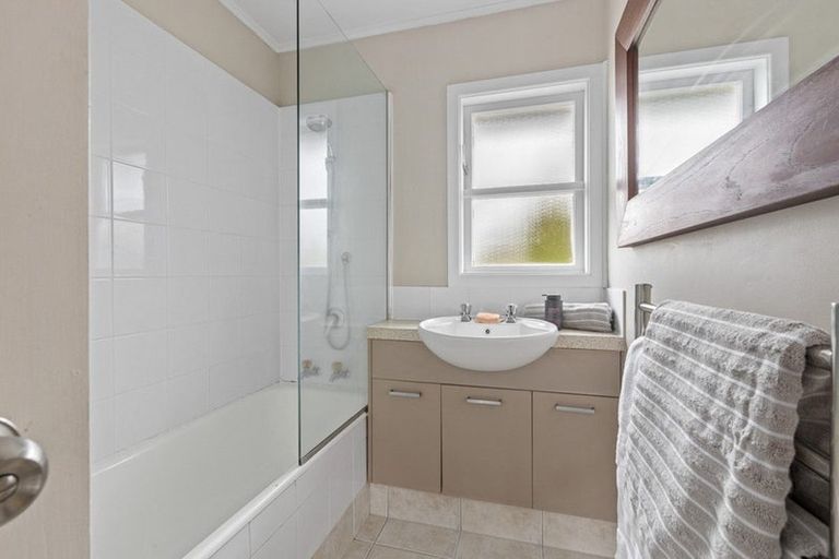 Photo of property in 12 London Street, Te Atatu Peninsula, Auckland, 0610