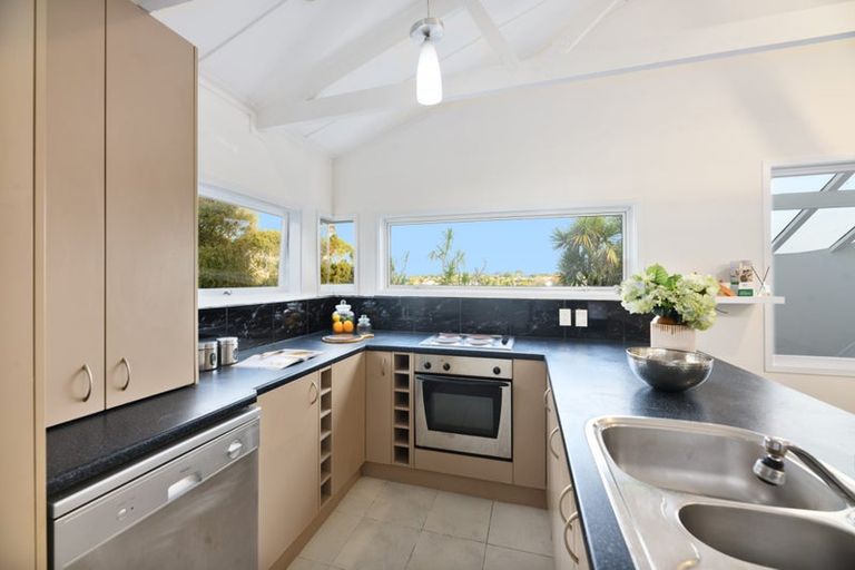 Photo of property in 6 Finn Place, Totara Vale, Auckland, 0629