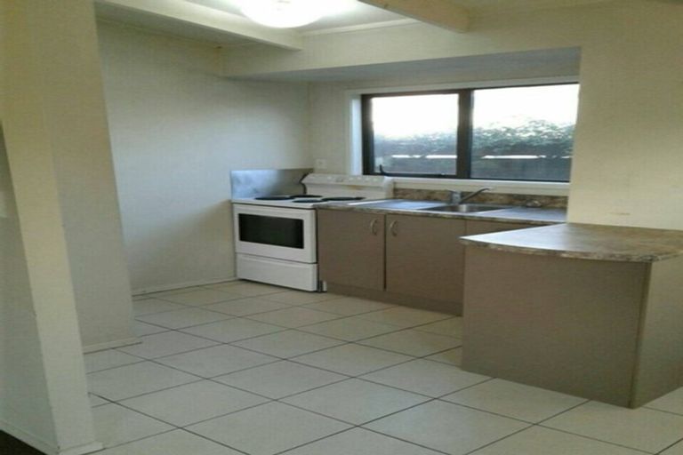 Photo of property in 17 Huruhuru Road, Massey, Auckland, 0614