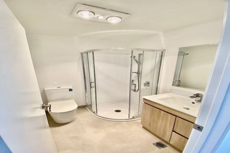 Photo of property in 10 Rauemi Way, Te Atatu South, Auckland, 0610