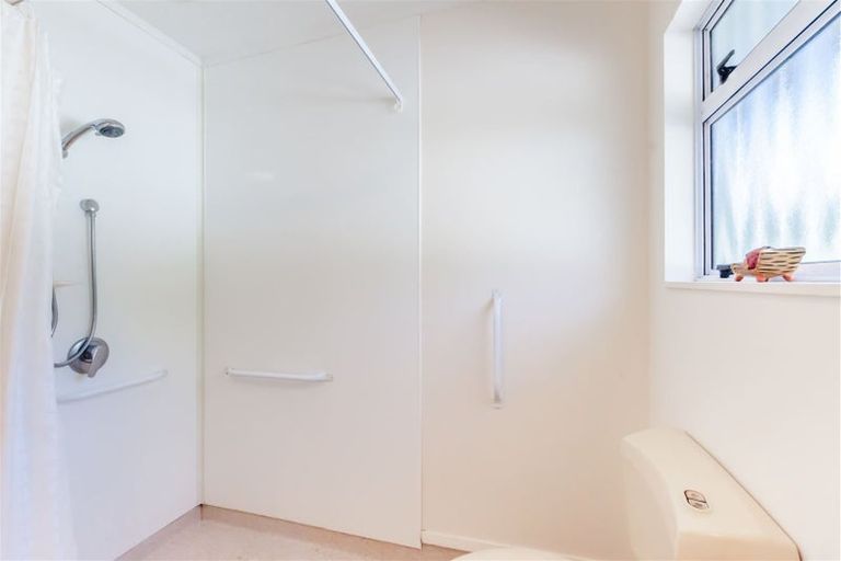 Photo of property in 8a Fleetwood Grove, Waikanae, 5036