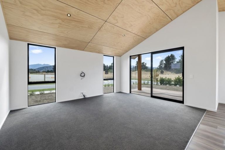 Photo of property in 48 Mount Creighton Crescent, Wanaka, 9305