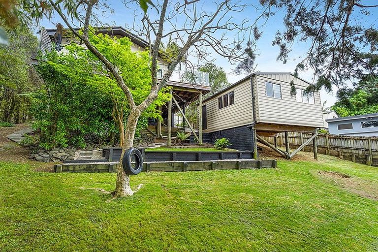 Photo of property in 30 Pokapu Street, Titirangi, Auckland, 0600