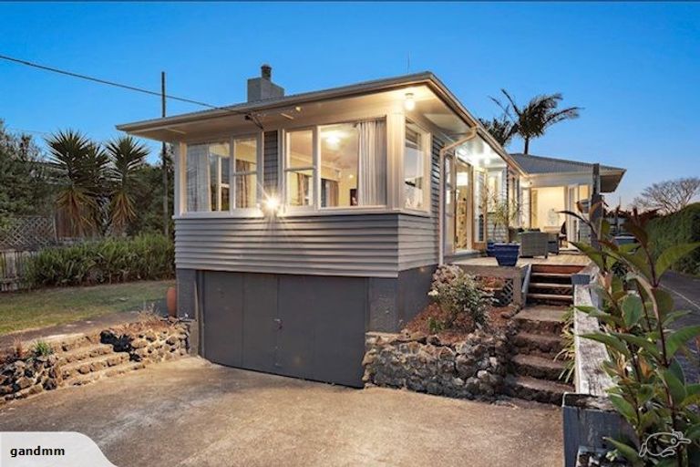 Photo of property in 90 Gloria Avenue, Te Atatu Peninsula, Auckland, 0610