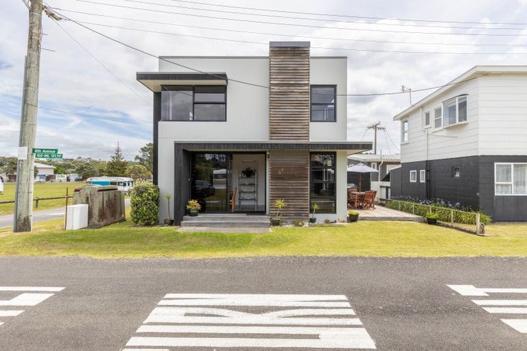 Photo of property in 102 Eighth Avenue, Urenui, 4377