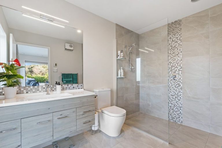 Photo of property in 21 Laguna Place, Matakatia, Whangaparaoa, 0930