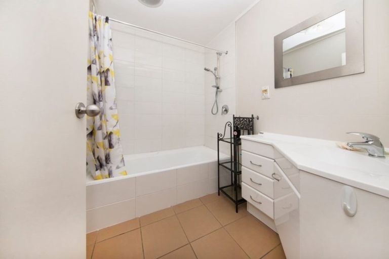 Photo of property in 1/215 Eskdale Road, Birkenhead, Auckland, 0626