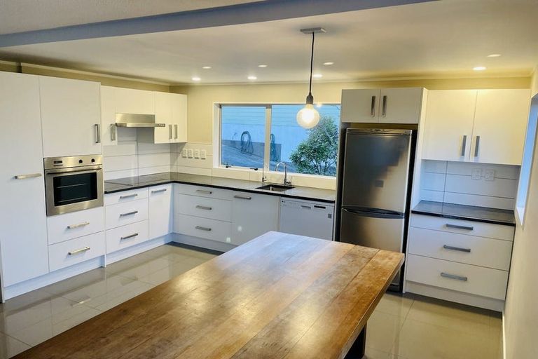 Photo of property in 92 Thurleigh Grove, Karori, Wellington, 6012