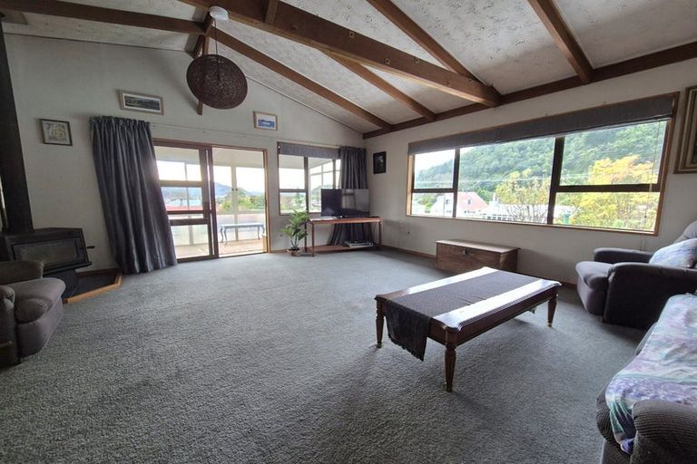 Photo of property in 73 Devon Street, Picton, 7220