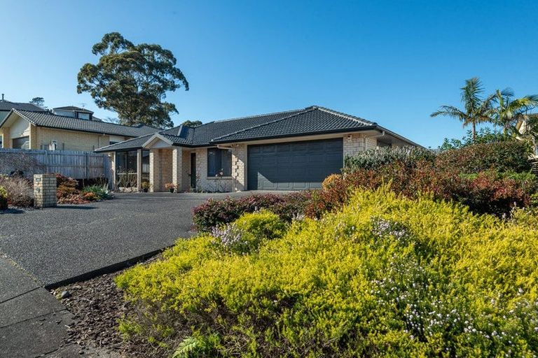 Photo of property in 17 Bundoran Way, Pinehill, Auckland, 0632