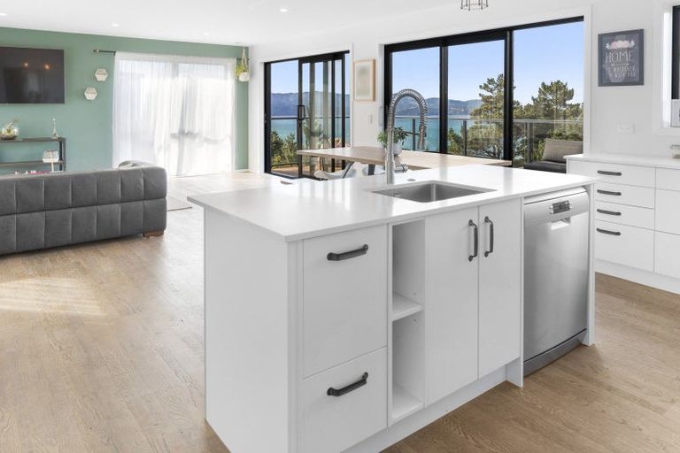 Photo of property in 16 Piper Way, Newlands, Wellington, 6037