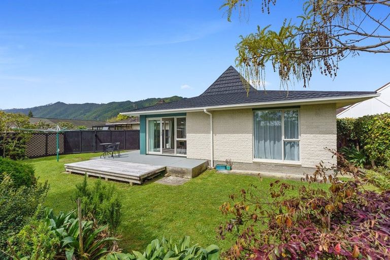 Photo of property in 17 Rewarewa Crescent, Waikanae, 5036