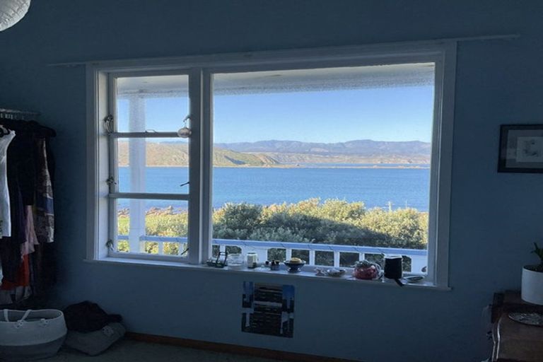 Photo of property in 8 Hungerford Road, Lyall Bay, Wellington, 6022