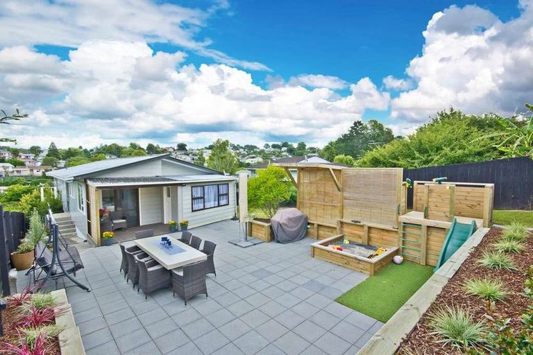 Photo of property in 44 Kemp Road, Massey, Auckland, 0614