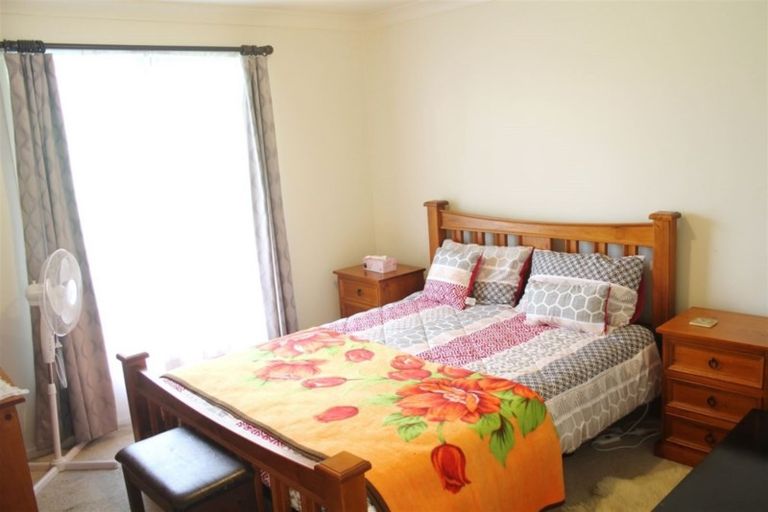 Photo of property in 100a Lincoln Park Avenue, Massey, Auckland, 0614