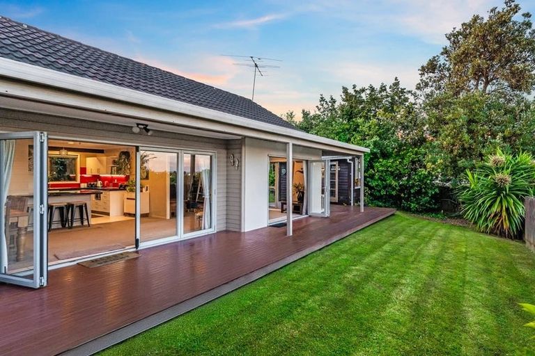 Photo of property in 112 Whangaparaoa Road, Red Beach, 0932