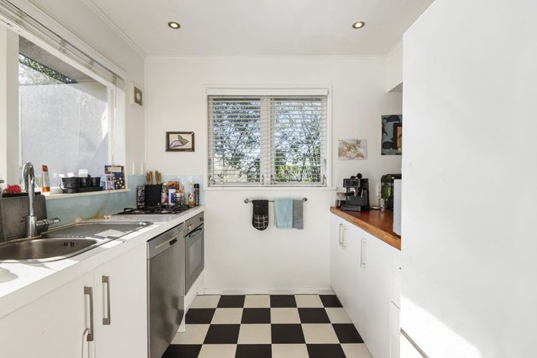 Photo of property in 10 Aplin Place, Birkdale, Auckland, 0626