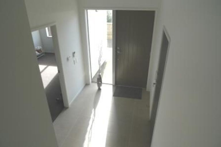 Photo of property in 25 Tamworth Crescent, Newlands, Wellington, 6037