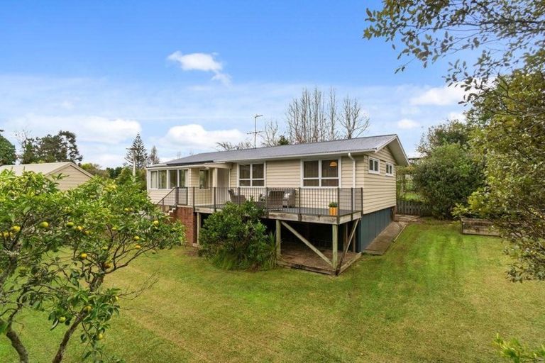 Photo of property in 60 Taipari Road, Te Atatu Peninsula, Auckland, 0610