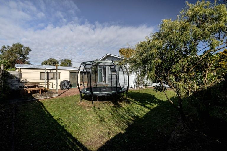 Photo of property in 5 Perrin Place, Kelvin Grove, Palmerston North, 4414