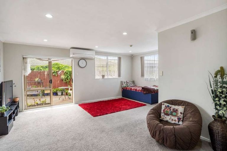 Photo of property in 12 Scotts Field Drive, Takanini, 2112