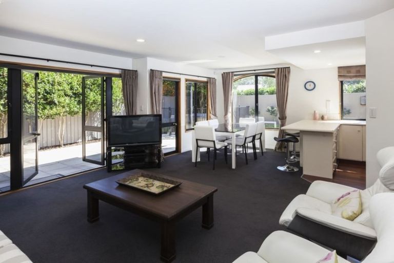 Photo of property in 135 Fendalton Road, Fendalton, Christchurch, 8052