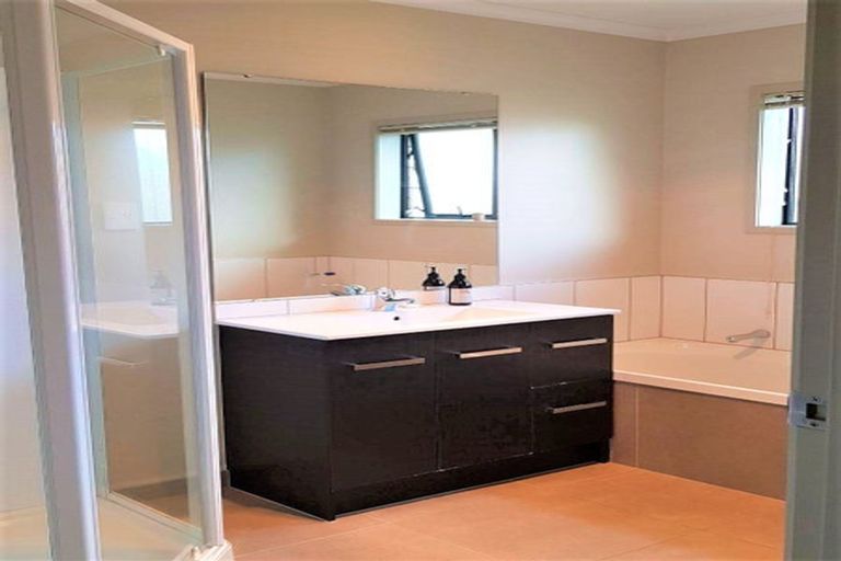 Photo of property in 19 Saltwood Street, Red Beach, 0932