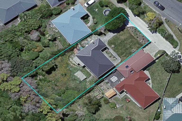 Photo of property in 36 Miles Crescent, Newlands, Wellington, 6037