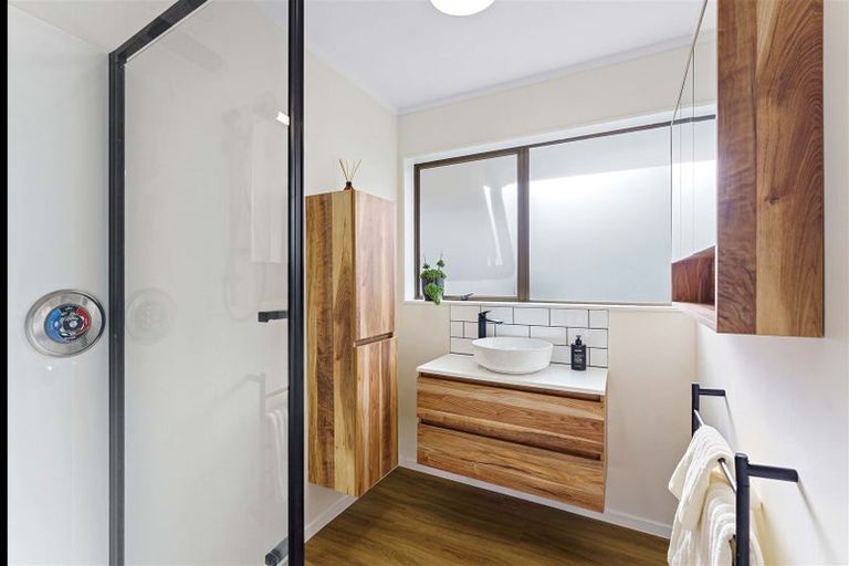 Photo of property in 34 Rewarewa Crescent, Waikanae, 5036