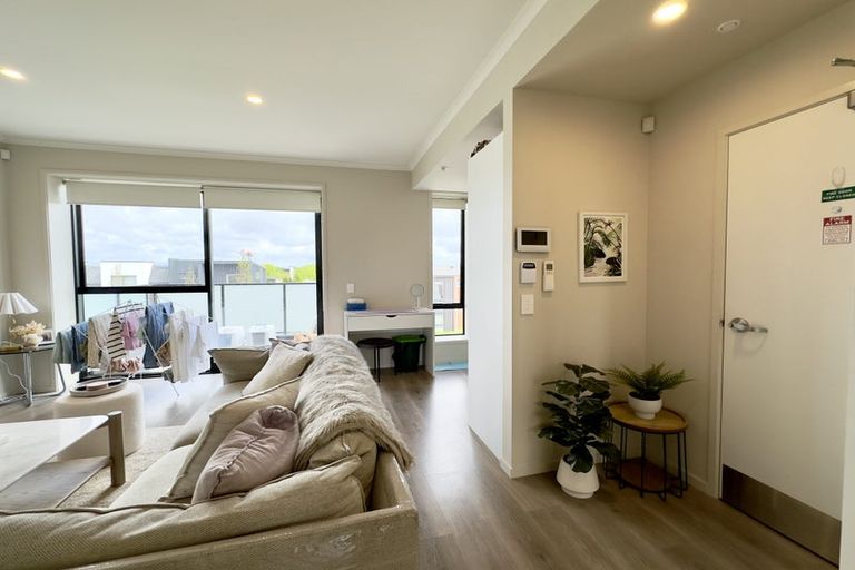 Photo of property in 3/20 Kerewhenua Crescent, Hobsonville, 0616