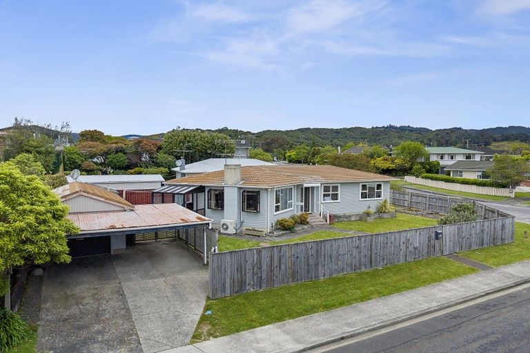 Photo of property in 2 Whirinaki Crescent, Heretaunga, Upper Hutt, 5018
