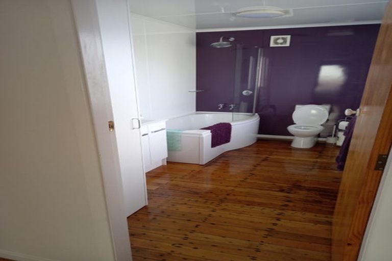 Photo of property in 15f1 Apu Crescent, Lyall Bay, Wellington, 6022
