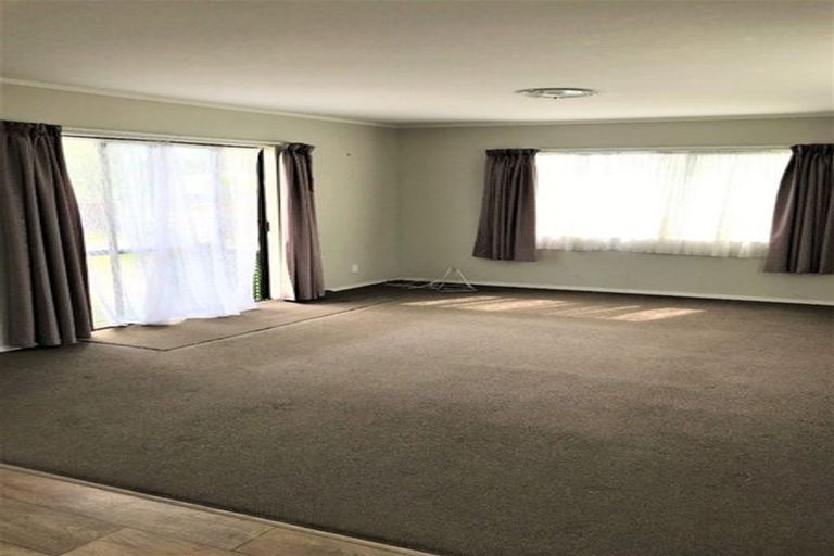 Photo of property in 4 Dungarvon Place, Clendon Park, Auckland, 2103