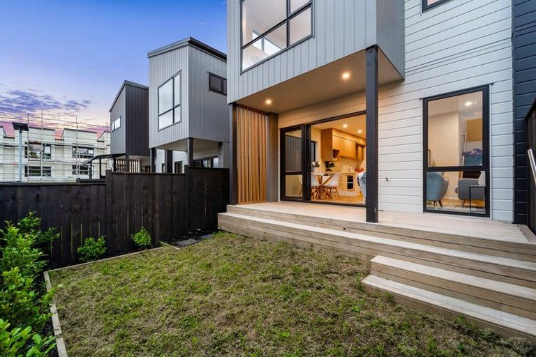 Photo of property in 22 Don Oliver Lane, Glen Eden, 0602