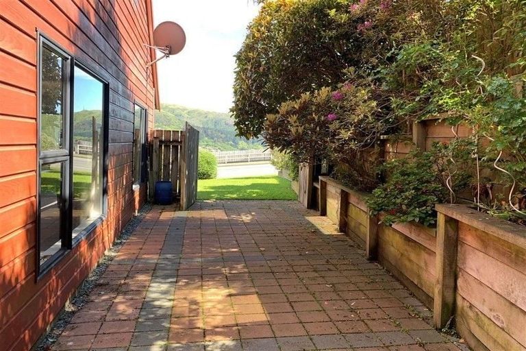 Photo of property in 99 Woodman Drive, Tawa, Wellington, 5028