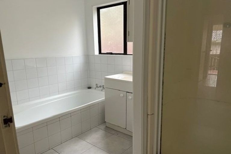 Photo of property in 32 Hassan Drive, Massey, Auckland, 0614