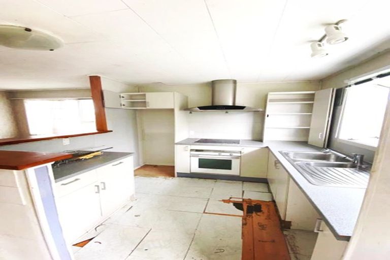 Photo of property in 13 Pipitea Place, Massey, Auckland, 0614