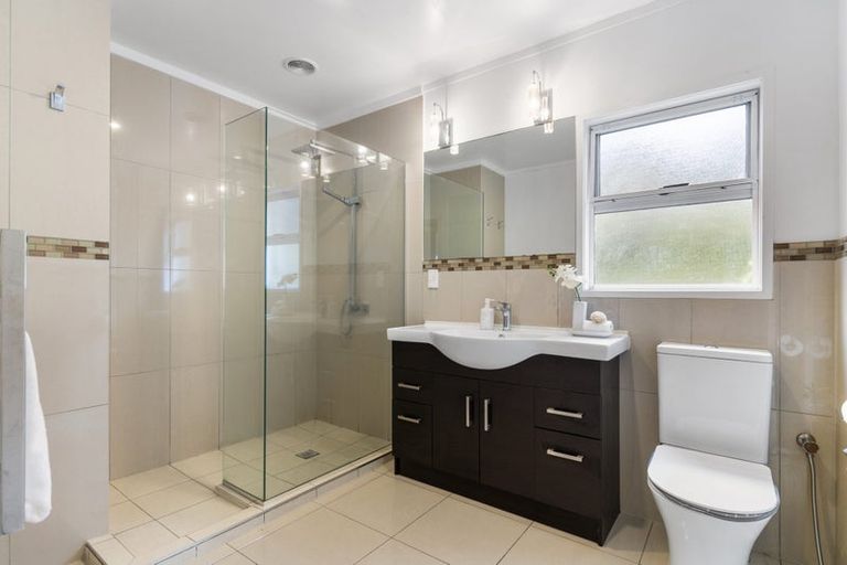 Photo of property in 1/21 Woodcote Drive, Glenfield, Auckland, 0629