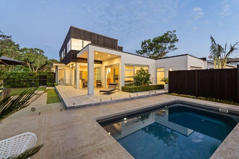 Photo of property in 52 Walton Street, Red Beach, 0932