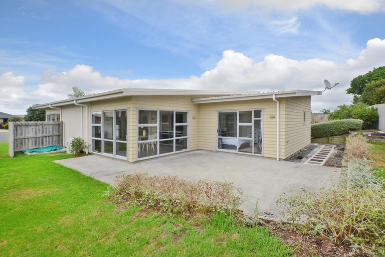 Photo of property in 18 Resolution Place, One Tree Point, 0118