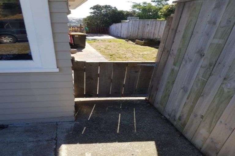 Photo of property in 48 Brooker Grove, Newlands, Wellington, 6037