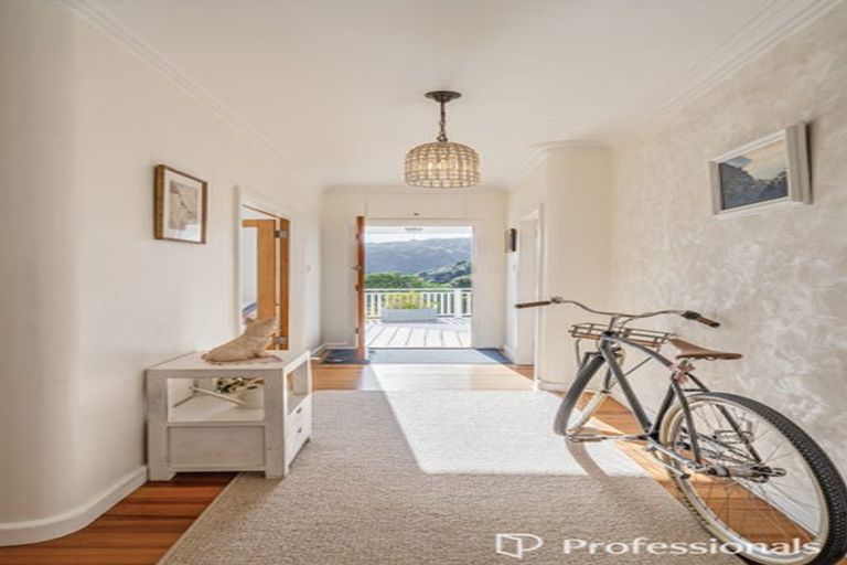 Photo of property in 31 Walter Road, Lowry Bay, Lower Hutt, 5013